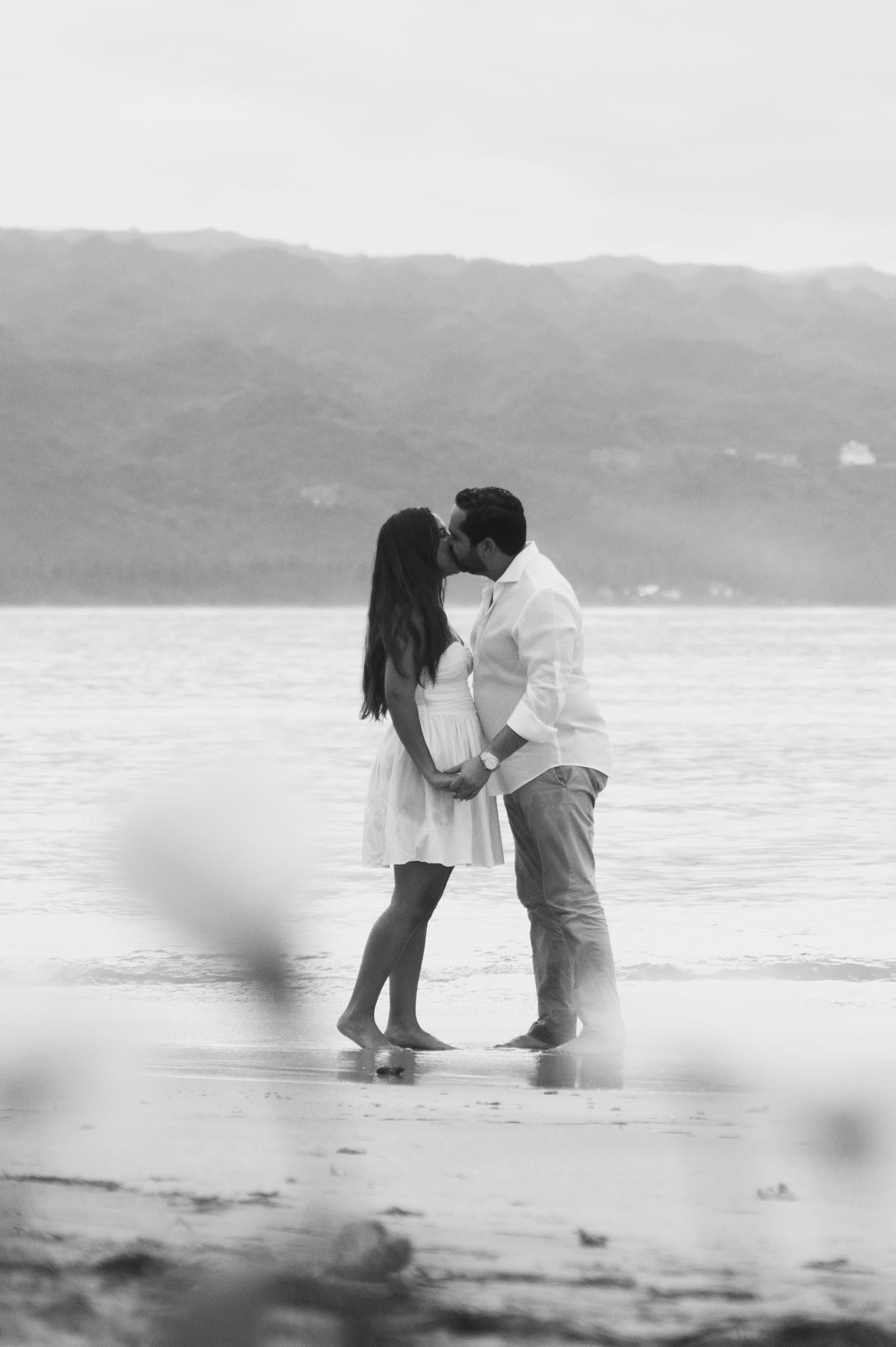 Angelica & Javier, a kiss on the shore