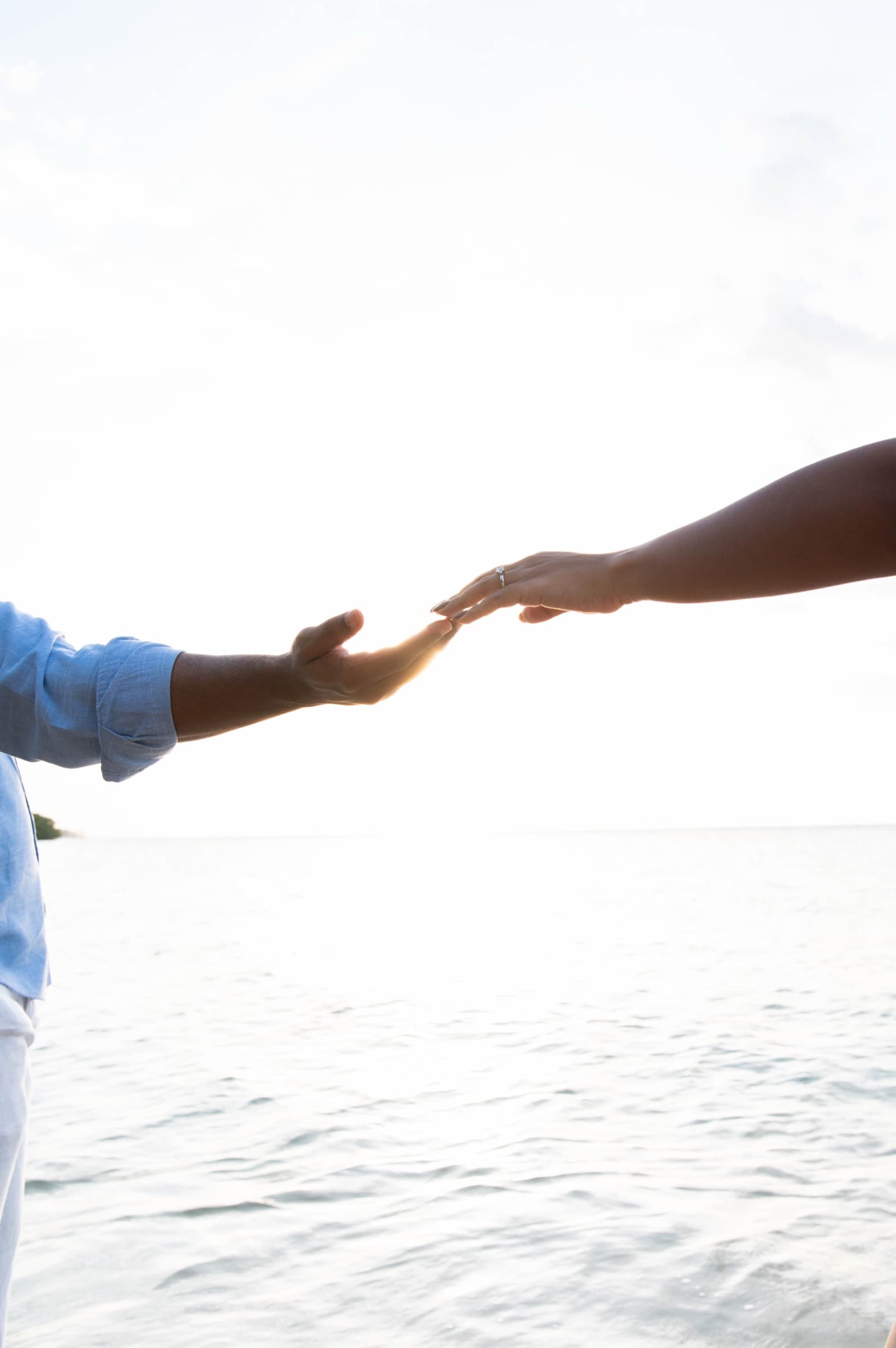 Mari & Ramses, proposal by the sea